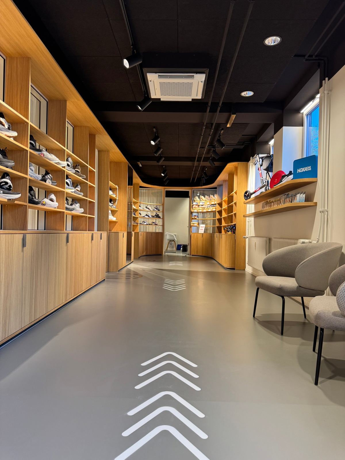 Verkaufsraum mit langen Schuhregalen aus Holz