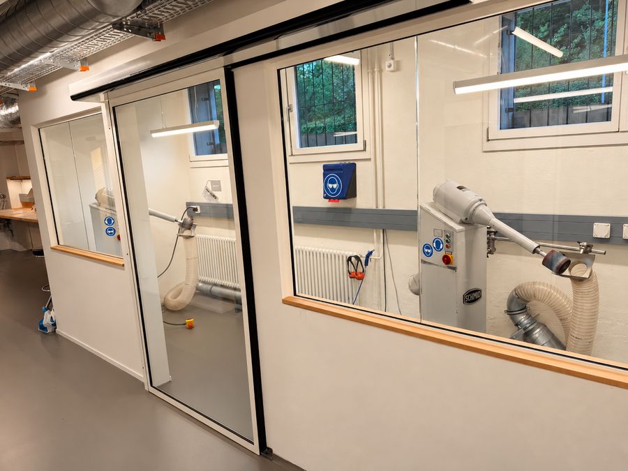 Werkstatt hinter Glas mit Schleifmaschine für Einlagen